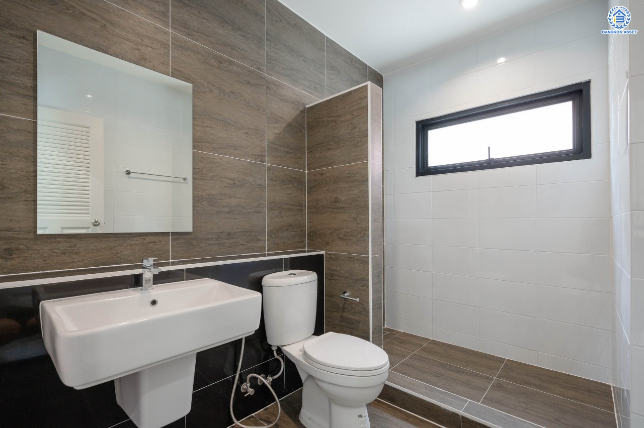 บ้านมือสองตกแต่งใหม่ โครงการ รติรมย์2 ราชพฤกษ์-กาญจนาภิเษก ซ.สวนผัก32 ส่วนกลางครบครัน พร้อมอยู่ เนื้อที่ 56 ตร.ว. ฟังก์ชัน 3 ห้องนอน 2 ห้องน้ำ 1 ห้องอเนกประสงค์ จอดรถได้ 2 คัน บนทำเลศักยภาพ เชื่อมต่อหลายเส้นทาง ใกล้ทางด่วน "ศรีรัช" และเซ็นทรัล เวสต์วิลล์...